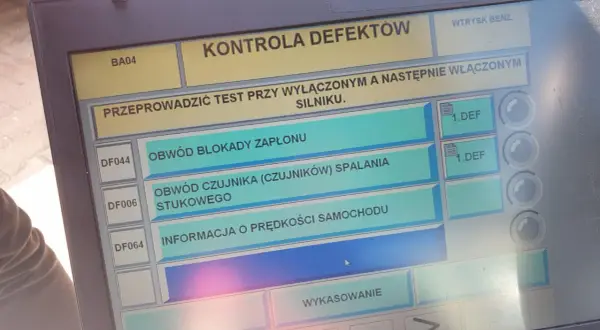 Wyświetla kody błędów DTC Renault: obwód blokady zapłonu, czujnik spalania stukowego, prędkość samochodu.