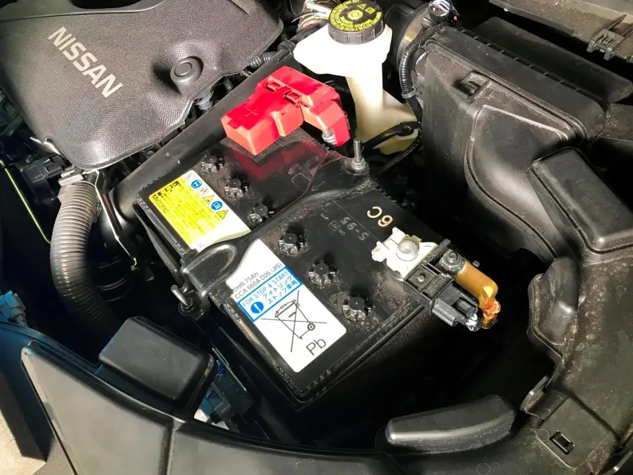 Akumulator Nissan z oznaczeniem Pb, gotowy do zwrotu w ramach kaucji za akumulator.