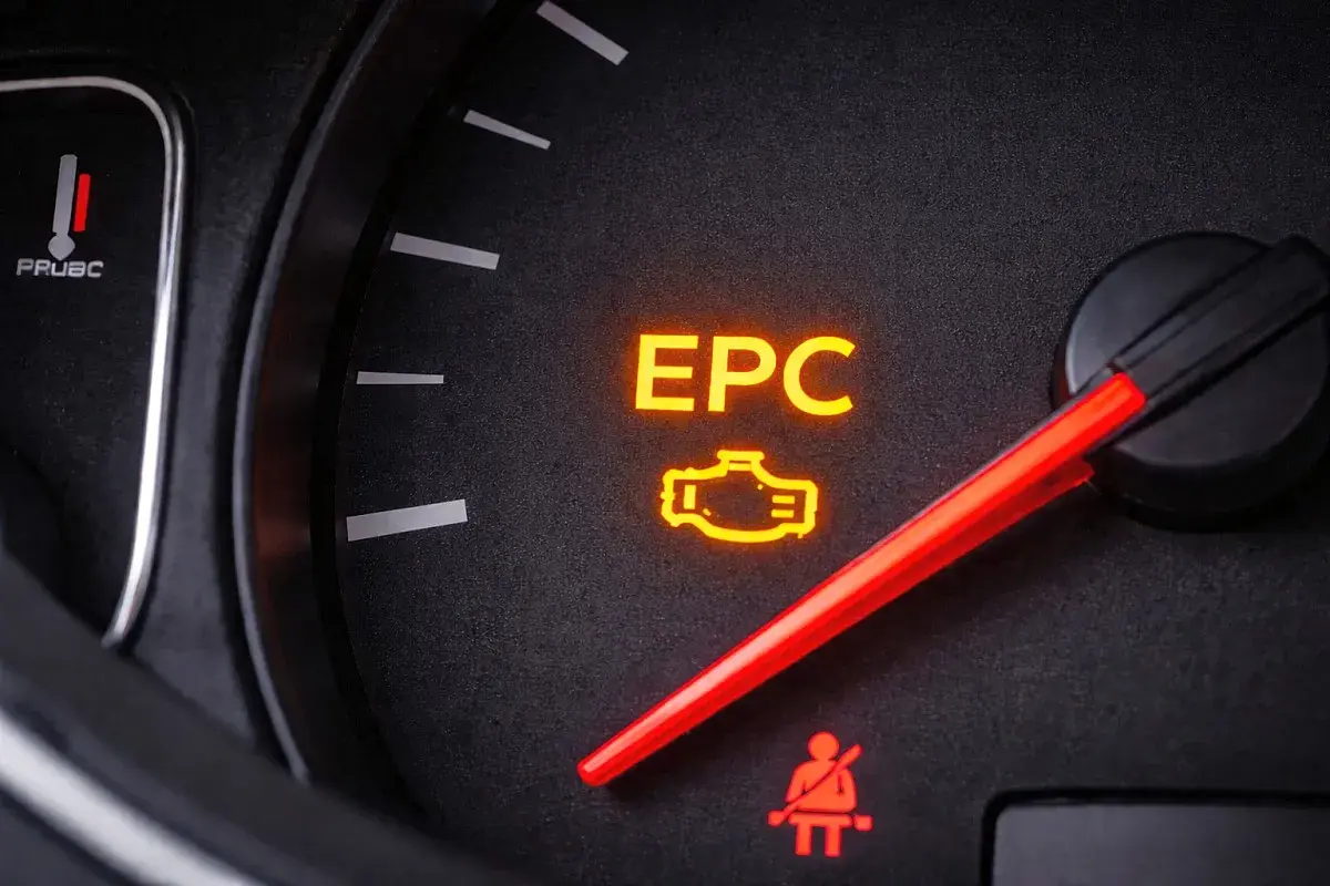 Świeci się kontrolka EPC w Volkswagenie, sygnalizując problem z silnikiem. Czas na wizytę w serwisie.