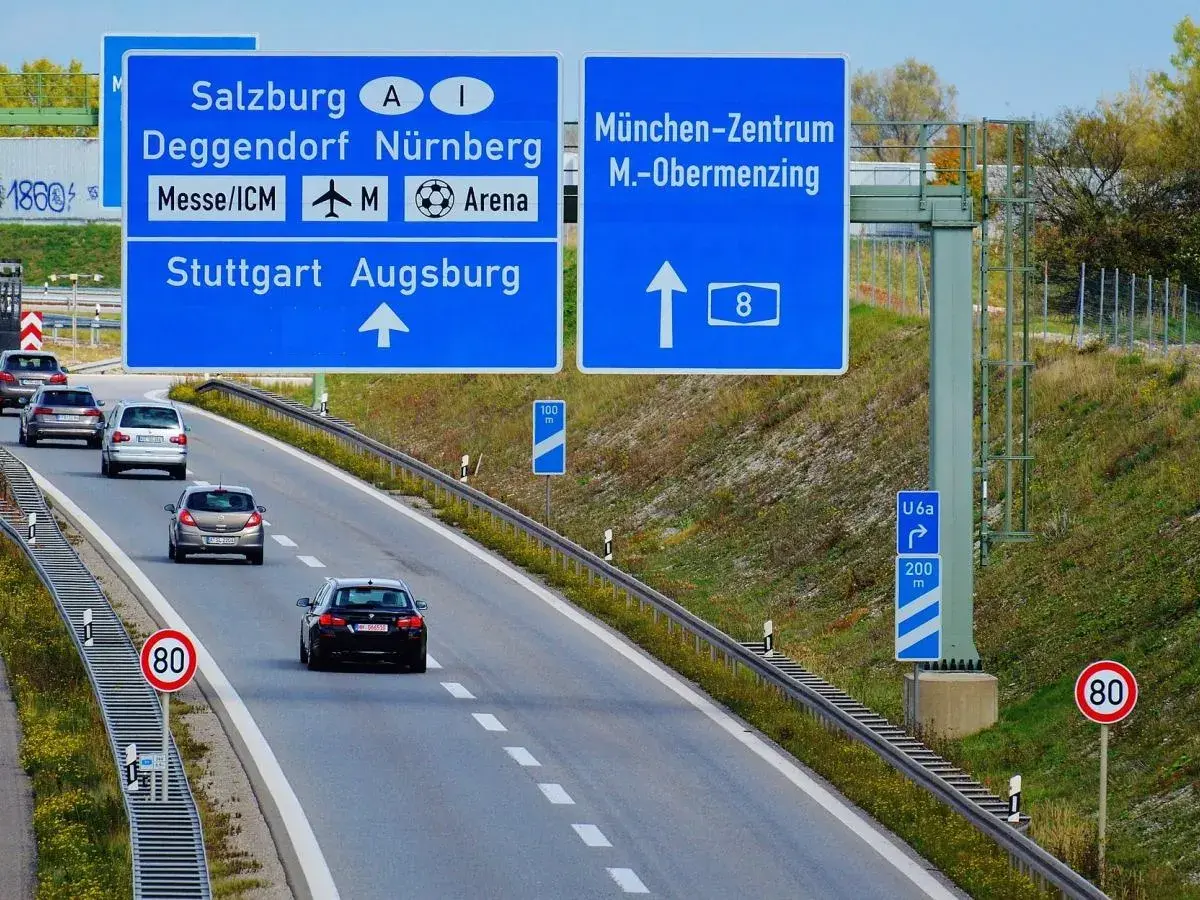 Niemcy, autostrada bez ograniczeń. Znaki kierują do Salzburga, Norymbergi, Stuttgartu, Augsburga i centrum Monachium.