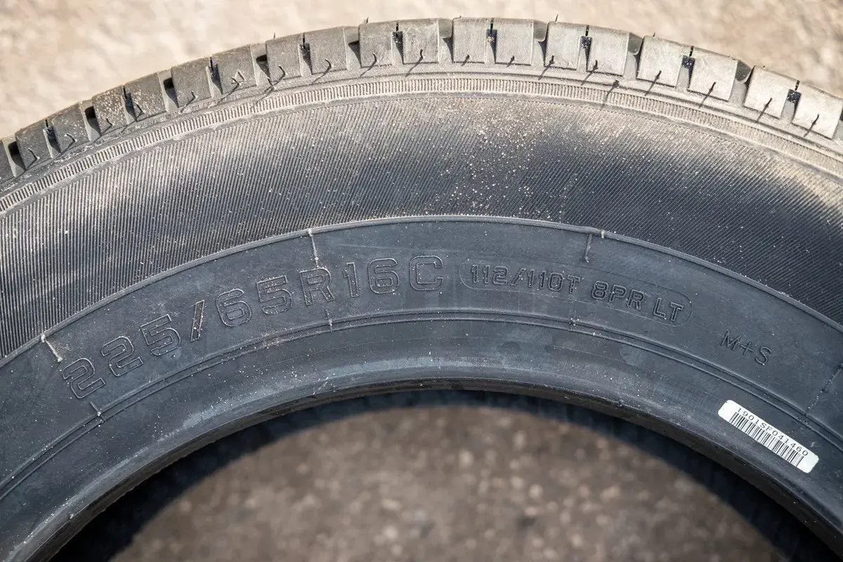 Oznaczenia na oponach: 225/65R16C 112/110T 8PR LT M+S. Widoczne są szczegółowe parametry techniczne.