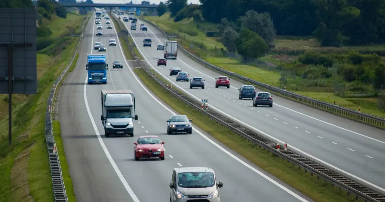 Ruch na autostradzie, gdzie samochody jadą różnymi pasami. Pytanie, czy na autostradzie można wyprzedzać z prawej strony, pozostaje otwarte.