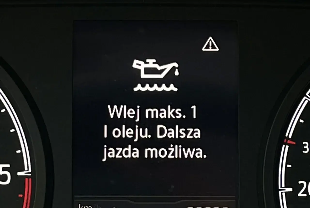Kontrolka z symbolem oleju i komunikatem "Wlej maks. 1 l oleju. Dalsza jazda możliwa." ostrzega przed niskim poziomem oleju w silniku.