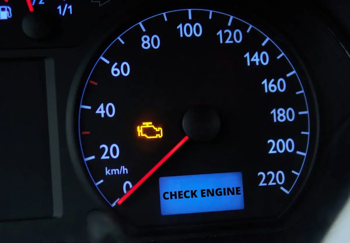 Kontrolka "Check Engine" świeci się, sugerując problem z zaworem EGR lub innym elementem silnika.