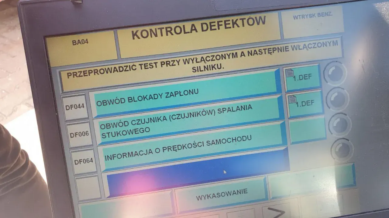 Wyświetla kody błędów DTC Renault: obwód blokady zapłonu, czujnik spalania stukowego, prędkość samochodu.