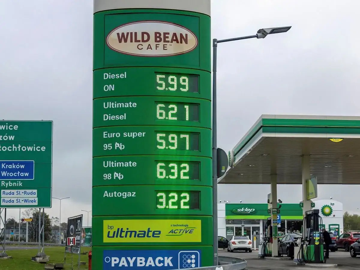 Ceny paliw na stacji BP: Diesel ON 5.99, Ultimate Diesel 6.21, Euro super 95 Pb 5.97, Ultimate 98 Pb 6.32. Dylemat: benzyna 95 czy 98?