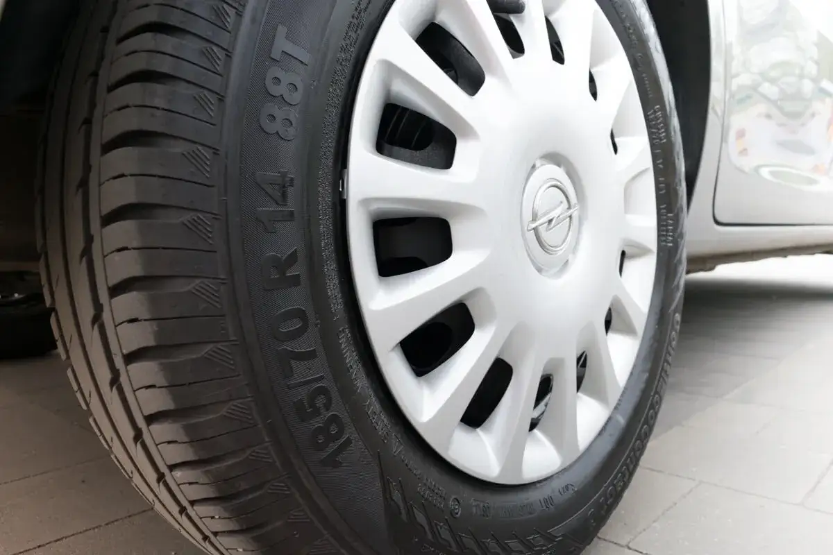 Zbliżenie na oponę letnią z felgą Opel. Czas pomyśleć, kiedy zmienić opony zimowe na letnie, gdy temperatura rośnie.