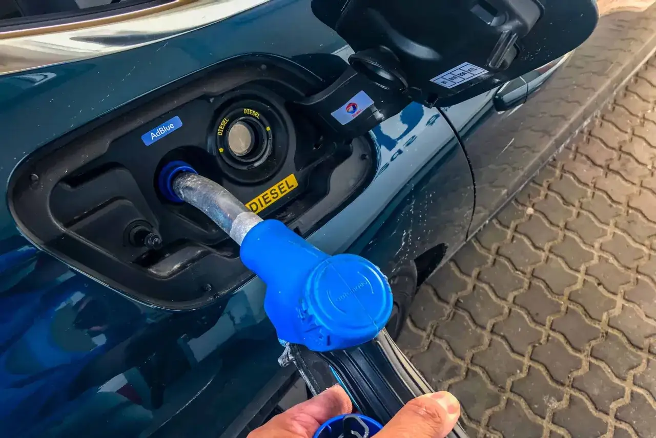 Tankowanie diesla i AdBlue. Dwa różne otwory w samochodzie, jeden na paliwo, drugi na płyn AdBlue.