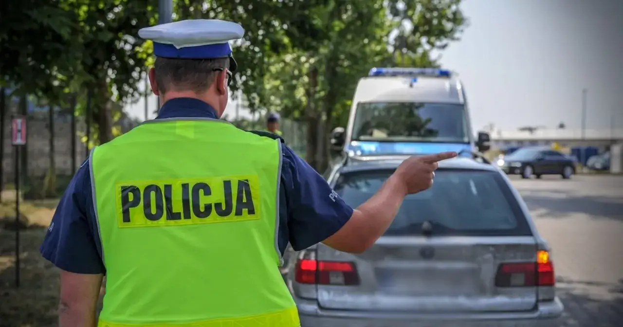 Policjant w kamizelce z napisem