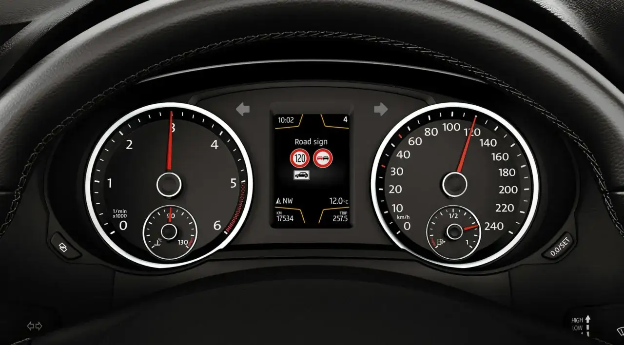 System rozpoznawania znaków drogowych pokazuje ograniczenie 120 km/h i zakaz wyprzedzania.