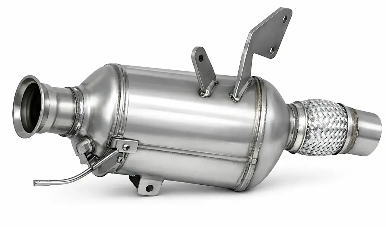 Metalowy element układu wydechowego, czyli co to dpf, z uchwytami montażowymi i elastycznym łącznikiem.