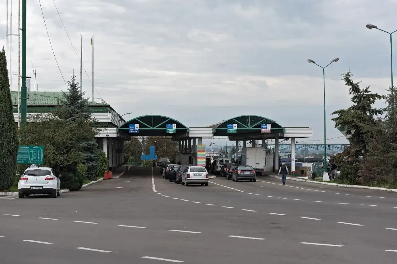 Kolejka samochodów na przejściu granicznym. Czy to winieta?