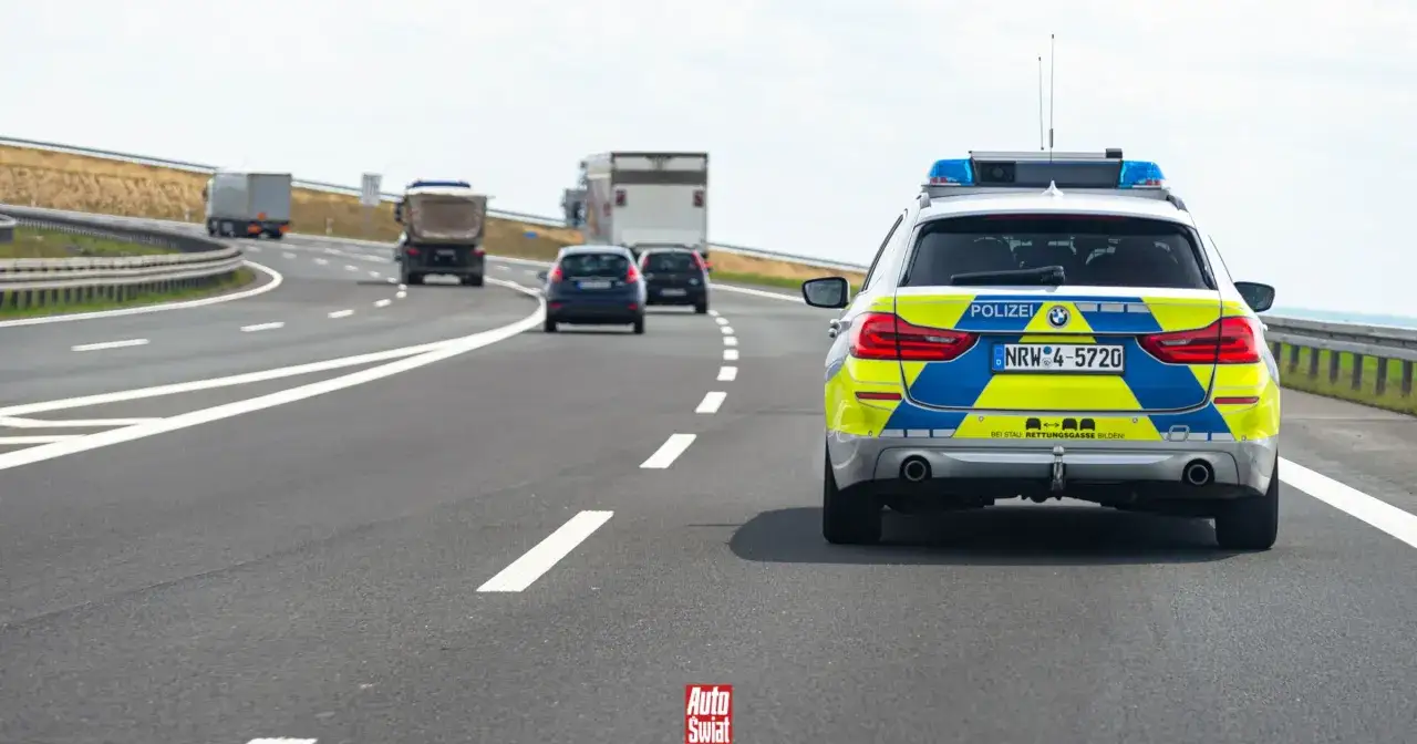 Niemiecka autostrada bez ograniczeń, gdzie policyjny radiowóz pilnuje porządku.