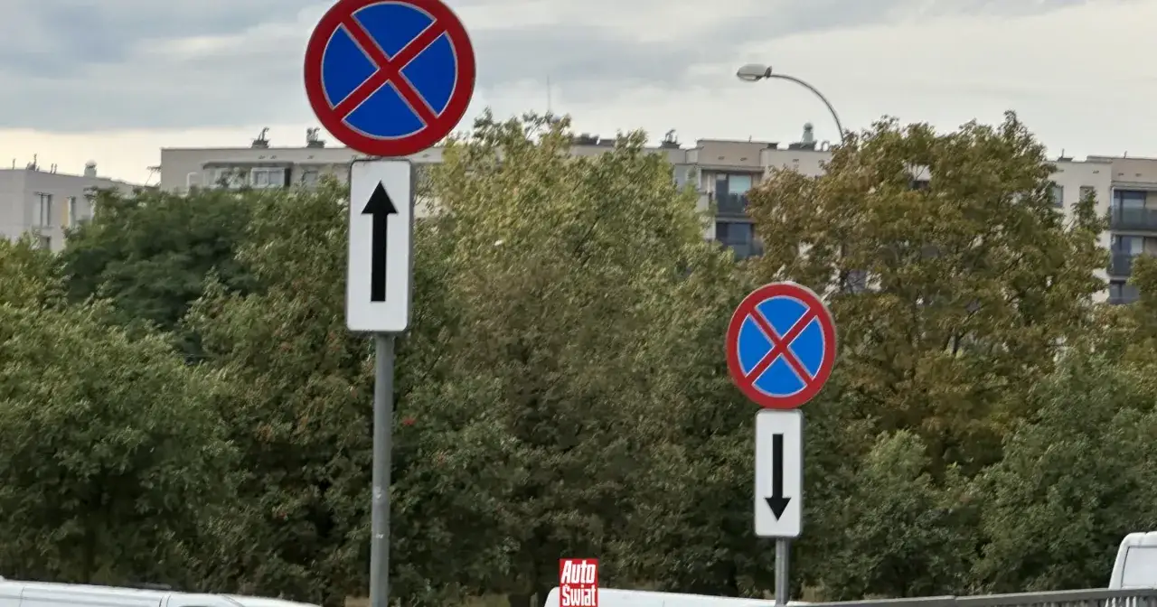 Znaki zakazu zatrzymywania się z tabliczkami wskazującymi kierunek. Uważaj, jaki mandat za parkowanie na zakazie grozi w takiej sytuacji.
