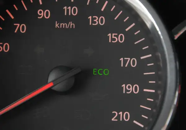 Zielona ikona "ECO" na desce rozdzielczej informuje, co to jest tryb eco w samochodzie – sygnalizuje ekonomiczną jazdę.