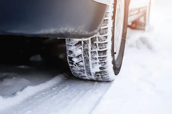 Zimowe opony na śniegu. Czas pomyśleć, kiedy zmienić opony zimowe na letnie, gdy śnieg zaczyna topnieć.
