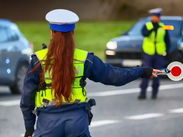 Policjantka zatrzymuje kierowcę. Przekroczenie prędkości o 15 km/h to mandat.