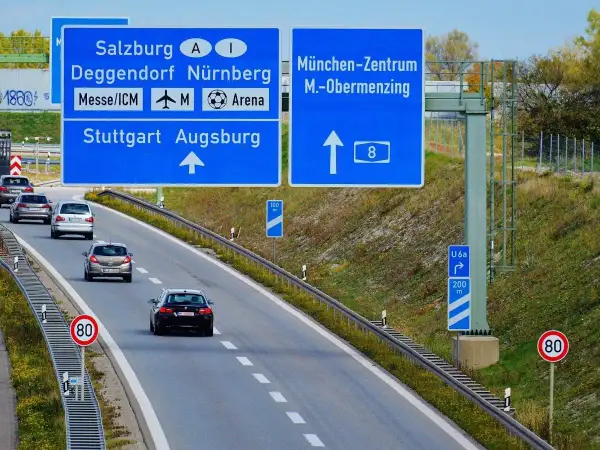 Niemcy, autostrada bez ograniczeń. Znaki kierują do Salzburga, Norymbergi, Stuttgartu, Augsburga i centrum Monachium.