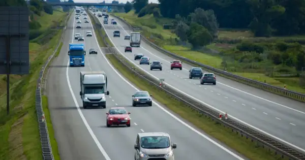 Ruch na autostradzie, gdzie samochody jadą różnymi pasami. Pytanie, czy na autostradzie można wyprzedzać z prawej strony, pozostaje otwarte.
