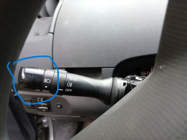 Przełącznik świateł w samochodzie Toyota Yaris. Widać ikonę reflektora i pozycję "OFF".