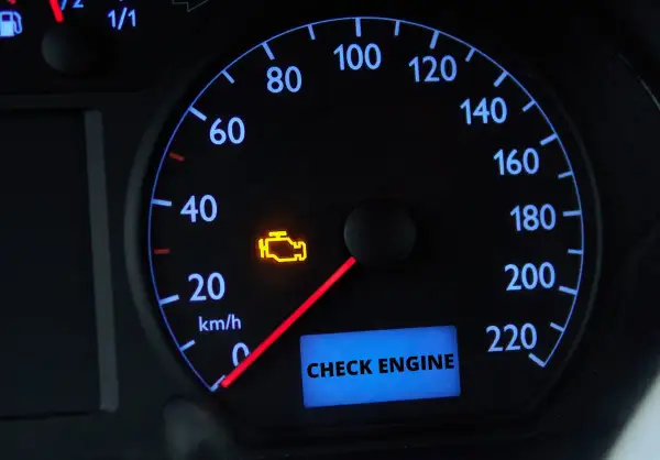 Kontrolka "Check Engine" świeci się, sugerując problem z zaworem EGR lub innym elementem silnika.